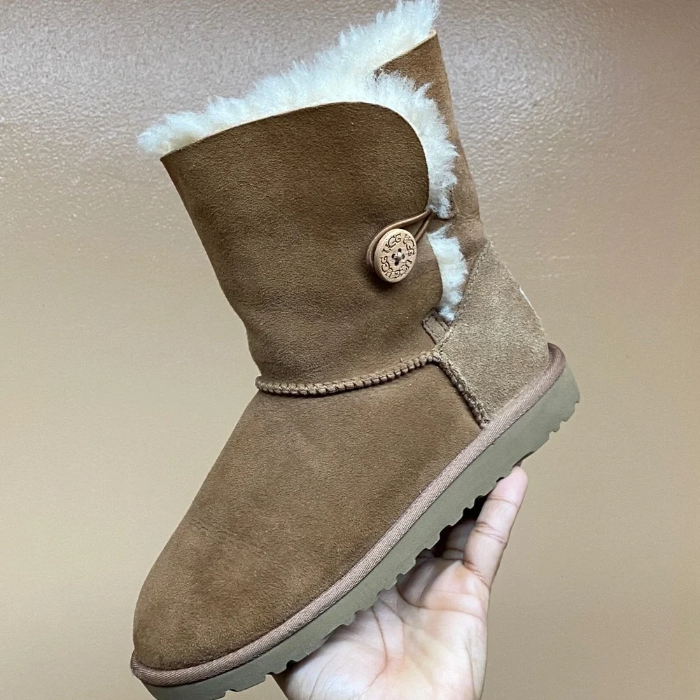 UGG Bailey Button II Women’s Suede Boots “Chesnut” Size 5